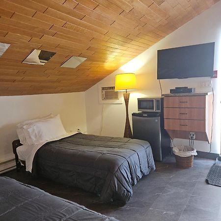 Hotel Auberge St-Felicien Сен-Фелисьен Экстерьер фото