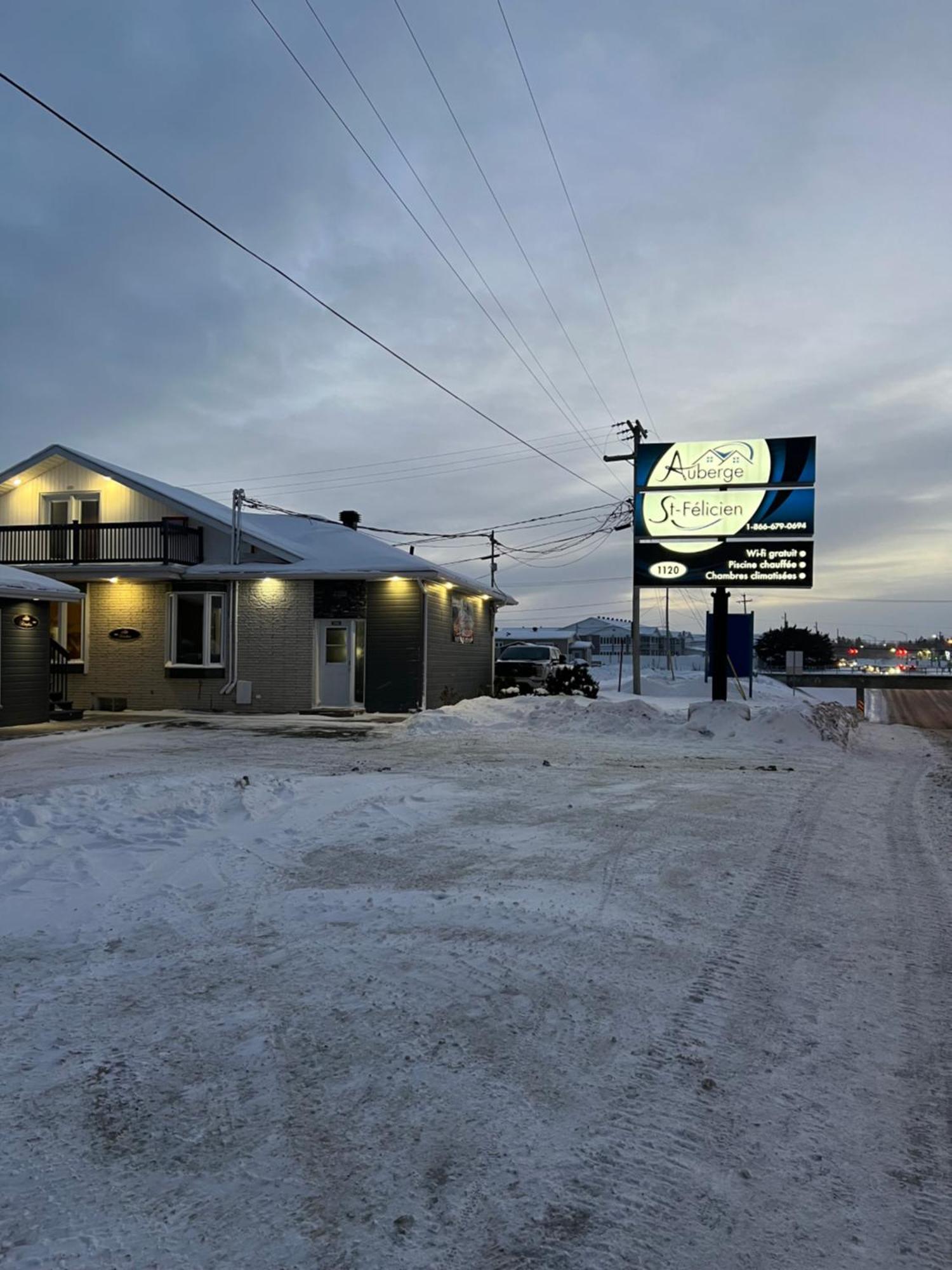 Hotel Auberge St-Felicien Сен-Фелисьен Экстерьер фото