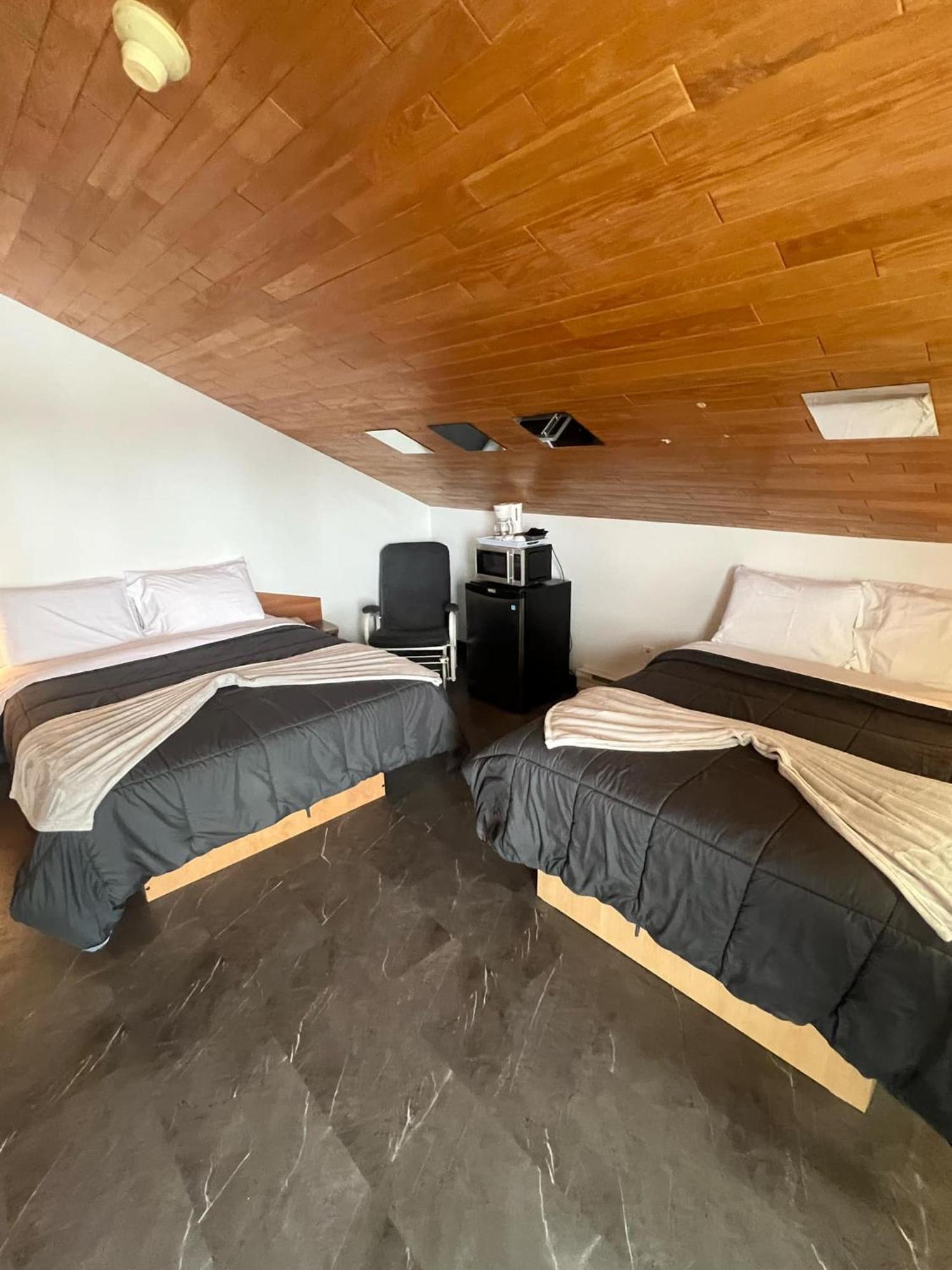 Hotel Auberge St-Felicien Сен-Фелисьен Экстерьер фото